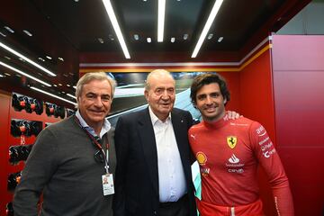 MANAMA (BARÉIN), 02/03/2024.- El rey Juan Carlos I posa junto a los pilotos Carlos Sainz y Carlos Sainz Jr. en Baréin, donde presencia este sábado la primera carrera del Mundial de Fórmula Uno de 2024 en el circuito de Sakhir, y donde ya observó de cerca la clasificación de este viernes en la que el español Carlos Sainz (Ferrari) terminó cuarto y el asturiano Fernando Alonso (Aston Martin) acabó sexto. EFE/RV RACING PRESS -SOLO USO EDITORIAL/SOLO DISPONIBLE PARA ILUSTRAR LA NOTICIA QUE ACOMPAÑA (CRÉDITO OBLIGATORIO)-
