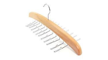 Ordena tus corbatas en el armario con estas dos perchas, de madera y con motor, que arrasan en Amazon