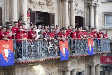 La plantilla de Osasuna en el balcón del Ayuntamiento de Pamplona.