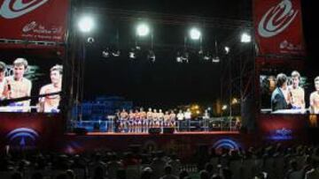 <b>POR TODO LO ALTO. </b>La plantilla del Rabobank (Menchov y Freire en la pantalla gigante) durante la presentación de la carrera ayer en el sevillano Muelle de la Sal.