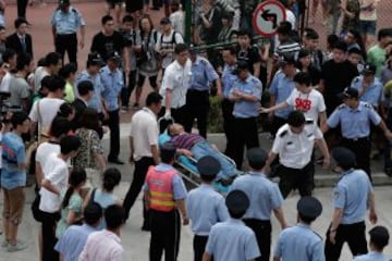 Se provoca una avalancha durante la visita de la superestrella de fútbol David Beckham en la Universidad Tonji en Shanghai. La visita de Beckham a China volvió "caótica", el 20 de junio después de que al menos cinco personas resultaron heridas en una estampida por intentar ver superestrella de fútbol David Beckham.