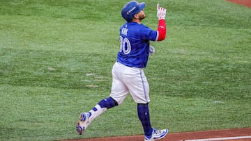 Alejandro Kirk, de los Toronto Blue Jays, celebra el primer cuadrangular de su carrera en playoffs, durante el primero de la serie de la ALDS frente a los New York Yankees.