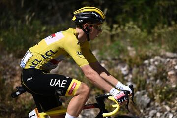 Tadej Pogacar sobre su bici con el maillot amarillo.