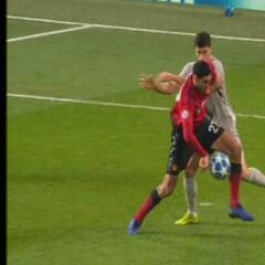 Fellaini toca con la mano en el gol que eliminó al Valencia