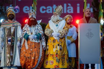 Los Reyes Magos han llegado a la ciudad de Barcelona por mar, a bordo del pailebote Santa Eulàlia, como es tradición.