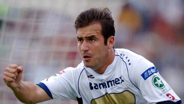 FUTBOL MEXICANO APERTURA 2005
MEXSPORT DIGITAL IMAGE
10 September 2005:  Action photo of Joaquin Beltran of Pumas of UNAM celebrating a goal against Monterrey during week 7 of the mexican soccer Apertura Tournament./Foto de accion de Joaquin Beltran de los Pumas UNAM celebrando un gol en contra de Monterrey durante juego de la semana 7 del Torneo de Apertura 2005. MEXSPORT/ALEJANDRO ACOSTA