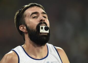 El británico Martyn Rooney sujeta su cámara GoPro camera después de ganar el bronce en el 4x400.