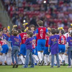 Emotivo homenaje a Jorge Vergara en el estadio de Chivas