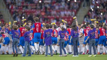 Durante el primer tiempo del encuentro frente al Veracruz, se rindi&oacute; un emotivo homenaje al que en vida fuera el due&ntilde;o del Club Deportivo Guadalajara durante los &uacute;ltimos 17 a&ntilde;os.