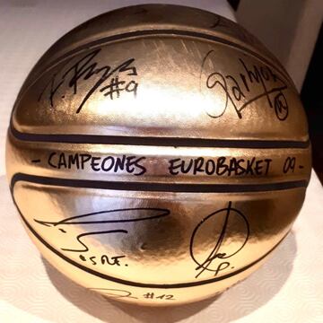 Balón firmado por toda la selección tras el oro en el Eurobasket 2009.