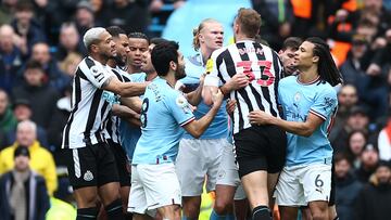 Manchester (United Kingdom), 04/03/2023.- Erling Haaland of Manchester City and Dan Burn of Newcastle United of Newcastle United react during the English Premier League soccer match between Manchester City and Newcastle United in Manchester, Britain, 04 March 2023. (Reino Unido) EFE/EPA/ADAM VAUGHAN EDITORIAL USE ONLY. No use with unauthorized audio, video, data, fixture lists, club/league logos or 'live' services. Online in-match use limited to 120 images, no video emulation. No use in betting, games or single club/league/player publications