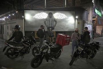 Mural de Diego Armando Maradona decorado con alas de neón en el  exterior de un restaurante en Buenos Aires, Argentina.