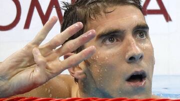 JJOO503 RÍO DE JANEIRO (BRASIL), 11/08/2016.-El estadounidense Michael Phelps celebra su medalla de oro hoy, jueves 11 de agosto de 2016, en la final de la categoría masculina de los 200 metros combinado, de las competencias de natación de los Juegos Olímpicos Río 2016, en el Estadio Olímpico Acuático del Parque Olímpico, en Río de Janeiro (Brasil). EFE/LAVANDEIRA JR