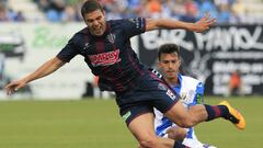 GRA345. LEGAN&Eacute;S (MADRID), 21/05/2016.- El centrocampista venezolano del Huesca Alexander Gonz&aacute;lez (i) pelea un bal&oacute;n con el defensa del Legan&eacute;s Luis Ruiz, en partido de la Segunda Divisi&oacute;n que se disputa esta tarde en el estadio de Butarque. EFE/Victor Lerena