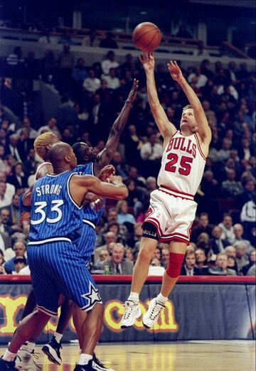 <b>- Años con Jordan:</b> 1995-1998<br> <b>- Estadísticas en temporada regular con Jordan:</b> 8,1 puntos, 50% en tiros de campo, 48% en triples.<br> <b>- Estadísticas en playoffs con Jordan:</b> 5,5 puntos, 1,5 asistencias, 38% en triples.<br> <b>- Anillos con Jordan:</b> 3<br> <p>Es el único jugador desde los Celtics de Bill Russell en ganar cuatro anillos de forma consecutiva, algo que consiguió en los Spurs después del triplete logrado en Chicago. Sin pasar nunca de los 10 puntos por partido en temporada regular, no fue titular en ninguno de los 378 partidos que disputó en los Bulls, una tónica constante en su carrera. Su protagonismo, mayor que el que indican las estadísticas, alcanzó su clímax con el tiro ganador a pase de Jordan en el sexto partido de las Finales de 1997 ante los Jazz. Fue la reconciliación total con el escolta, con el que llegó a los puños en un entrenamiento. <i>“Tuve que salvar a Michael”</i>, afirmó jocosamente en la celebración de dicho anillo, causando las risas del héroe. En 2003, consiguió su quinto y último anillo con los Spurs jugando 4,6 minutos de juego y promediando un 83% (¡¡!!) en triples.