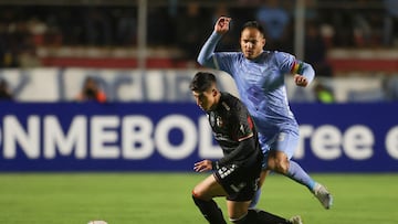 AMDEP2456. LA PAZ (BOLIVIA), 28/05/2024.- Leonel Justiniano (d) de Bolívar disputa el balón con Fernando Cornejo de Palestino este martes, en un partido de la fase de grupos de la Copa Libertadores entre Bolívar y Palestino en el estadio Hernando Siles en La Paz (Bolivia). EFE/ Luis Gandarillas