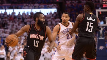 James Harden sobrepasa la defensa de Andre Roberson durante un partido de playoffs entre Houston Rockets y Oklahoma City Thunder.