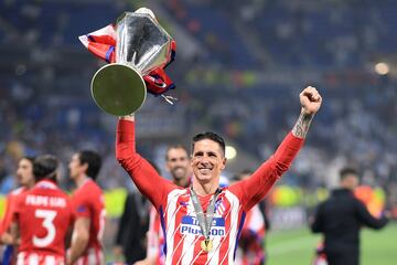 El Ni?o Torres es considerado una leyenda del club madrile?o. Debut¨® el 27 de mayo de 2001 en el Vicente Calder¨®n contra el Legan¨¦s en un encuentro de Segunda Divisi¨®n. Se ganar¨ªa un puesto durante la temporada siguiente con Luis Aragon¨¦s en el banquillo siendo clave en el ascenso a la m¨¢xima categor¨ªa. En 2007 y con 23 a?os pon¨ªa rumbo a Liverpool siendo la venta (en ese momento) m¨¢s cara de la entidad. Siete temporadas despu¨¦s regres¨® a su casa. Recal¨® cedido por el Mil¨¢n hasta el final de la 14-15 y en ese verano fich¨® libre por los colchoneros. En las cuatro temporadas que estuvo jug¨® una final de la Champions, gan¨® el ¨²nico t¨ªtulo que tiene con el Atl¨¦tico (Europa League) y consigui¨® vencer en partido oficial al Real Madrid.