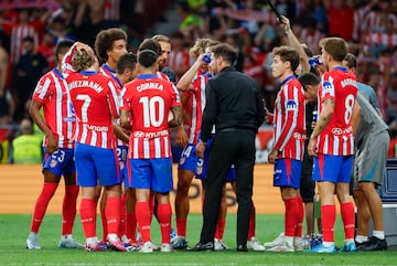 MADRID, 28/08/2024.- El entrenador del Atlético de Madrid Diego Simeone (c) junto a sus jugadores durante el partido de la tercera jornada de LaLiga que Atlético de Madrid y RCD Espanyol disputan hoy miércoles en el estadio Metropolitano, en Madrid. EFE/Mariscal
