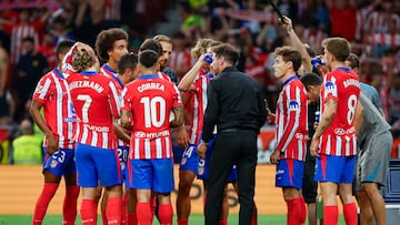 MADRID, 28/08/2024.- El entrenador del Atlético de Madrid Diego Simeone (c) junto a sus jugadores durante el partido de la tercera jornada de LaLiga que Atlético de Madrid y RCD Espanyol disputan hoy miércoles en el estadio Metropolitano, en Madrid. EFE/Mariscal