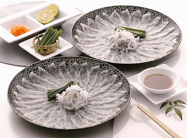 El pez globo (fugu) es una delicadeza culinaria japonesa extremadamente popular pero letalmente venenosa si no se prepara correctamente, ya que contiene tetrodotoxina, obligando a que sea cocinado solo por chefs altamente entrenados y licenciados en Japón.