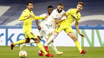 Soccer Football - LaLiga - Real Madrid v Villarreal - Santiago Bernabeu, Madrid, Spain - September 25, 2021 Villarreal&#039;s Juan Foyth in action with Real Madrid&#039;s Karim Benzema REUTERS/Juan Medina