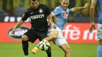 Inter Milan&#039;s midfielder from Chile Gary Medel (L) fights for the ball with Napoli&#039;s midfielder from Slovakia Marek Hamsik during the Italian Serie A football match Inter Milan vs Naples on October 19, 2014 at the San Siro Stadium stadium in Milan. AFP PHOTO / OLIVIER MORIN