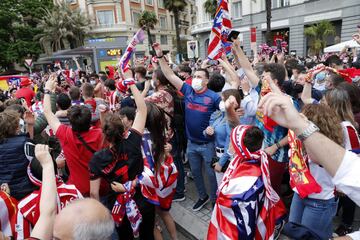 Algunos aficionados del Atltico de Madrid se acercaron a la fuente madrile?a de Neptuno para celebrar el ttulo de Liga conseguido.