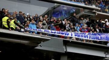 Así quitaron la pancarta contra Florentino Pérez en el Bernabéu