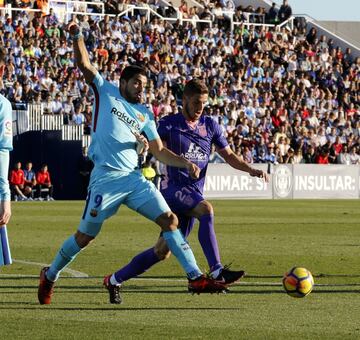 Luis Suárez lucha el balón con Rubén Pérez.