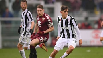 Juventus&#039; Argentinian forward Paulo Dybala (R) controls the ball during the Italian Serie A football match Torino Vs Juventus on February 18, 2018 at the Stadio Grande Torino stadium in Turin. / AFP PHOTO / MARCO BERTORELLO