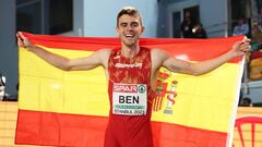Adrián Ben celebra con la bandera de España su oro en los 800 metros de los Europeos de atletismo indoor en Estambul (Turquía).