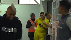 Vidal visitó el camarín de Colo Colo y les hizo esta promesa