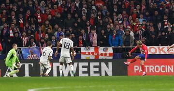 3-2. Griezmann se interna en el área tras quitarse de encima la marca de Vinicius, avanza y dispara alto, al palo largo, para superar a Lunin.