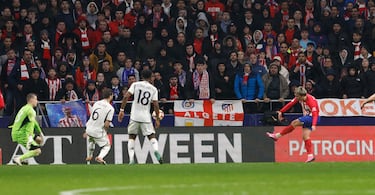 3-2. Griezmann se interna en el área tras quitarse de encima la marca de Vinicius, avanza y dispara alto, al palo largo, para superar a Lunin.
