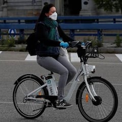 Los menores de 18 años que circulen por Madrid en bicicletas o patinetes deberán usar casco