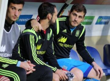 Iker Casillas y Juanfran en el banquillo.