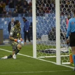 Las tandas de penaltis se le atragantan a Claudio Bravo