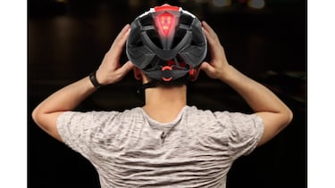 Tenemos un casco de bicicleta con visera compatible con gafas, luces led de señalización y en 12 colores