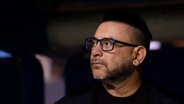 MEX6160. PUEBLA (MÉXICO), 22/09/2023.- El entrenador de Pumas Antonio Mohamed ante Puebla hoy, durante un partido de la jornada 9 del torneo Apertura 2023 de la liga de fútbol mexicano disputado en el estadio Cuauhtémoc, en Puebla (México). EFE/ Hilda Ríos
