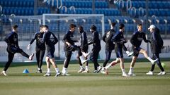 Benzema, con gorro, entrenando con sus compa&ntilde;eros.