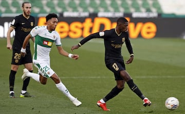 El jugador del Barcelona, Dembélé, se va del jugador del Elche, Mojica. 
 
