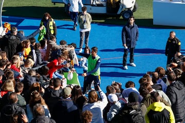 Los jugadores del Real Madrid al final del entrenamiento  atendieron a los aficionados que se dieron cita en el Di Stéfano, un día especial para la comunión del madridismo.