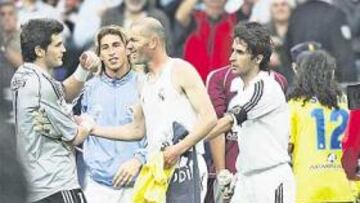 <b>EL GUIÑO PARA IKER</b>. Zidane se despidió de cada uno de los futbolistas que estaban sobre el terreno de juego. Especialmente emotivo fue el adiós de sus propios compañeros, pero hubo un gesto del francés que tuvo como destinatario único a Casillas, uno de sus mejores amigos. El guiño fue para él.