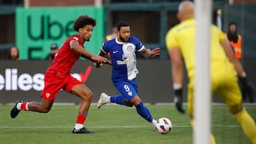 San Francisco (United States), 06/08/2023.- Atletico Madrid's Memphis Depay (C) in action against Seville's Loic Bade (L) and Seville's goalkeeper Marko Dmitrovic (R) during the LaLiga Summer Tour match between Atletico Madrid and Sevilla at Oracle Park in San Francisco, California, USA, 05 August 2023. (Sevilla) EFE/EPA/JOHN G. MABANGLO
