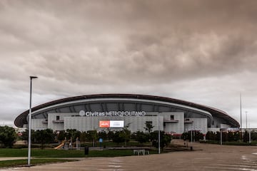 El aviso de la AEMET de alerta roja por previsión de lluvias torrenciales en Madrid obligó a suspender el encuentro entre el Atlético de Madrid y el Sevilla. Descubre en esta galería cómo se encuentra las inmediaciones del estadio.