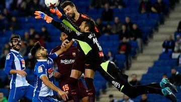 Espanyol's defender Didac Vila (2L) and Espanyol's goalkeeper Diego Lopez (R) vie with Barcelona's defender Gerard Pique during the Spanish 'Copa del Rey' (King's cup) quarter-final first leg football match between RCD Espany