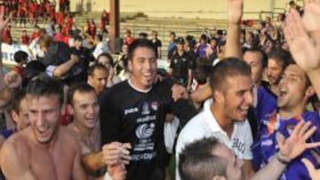 <b>FIESTA. </b>El Depor celebró sobre el césped de Anduva el ascenso a Segunda.