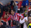 Sonrojo mundial: el derbi se paró por el lanzamiento de objetos del sector ultra del Atlético