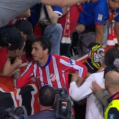 Sonrojo mundial: el derbi se paró por el lanzamiento de objetos del sector ultra del Atlético